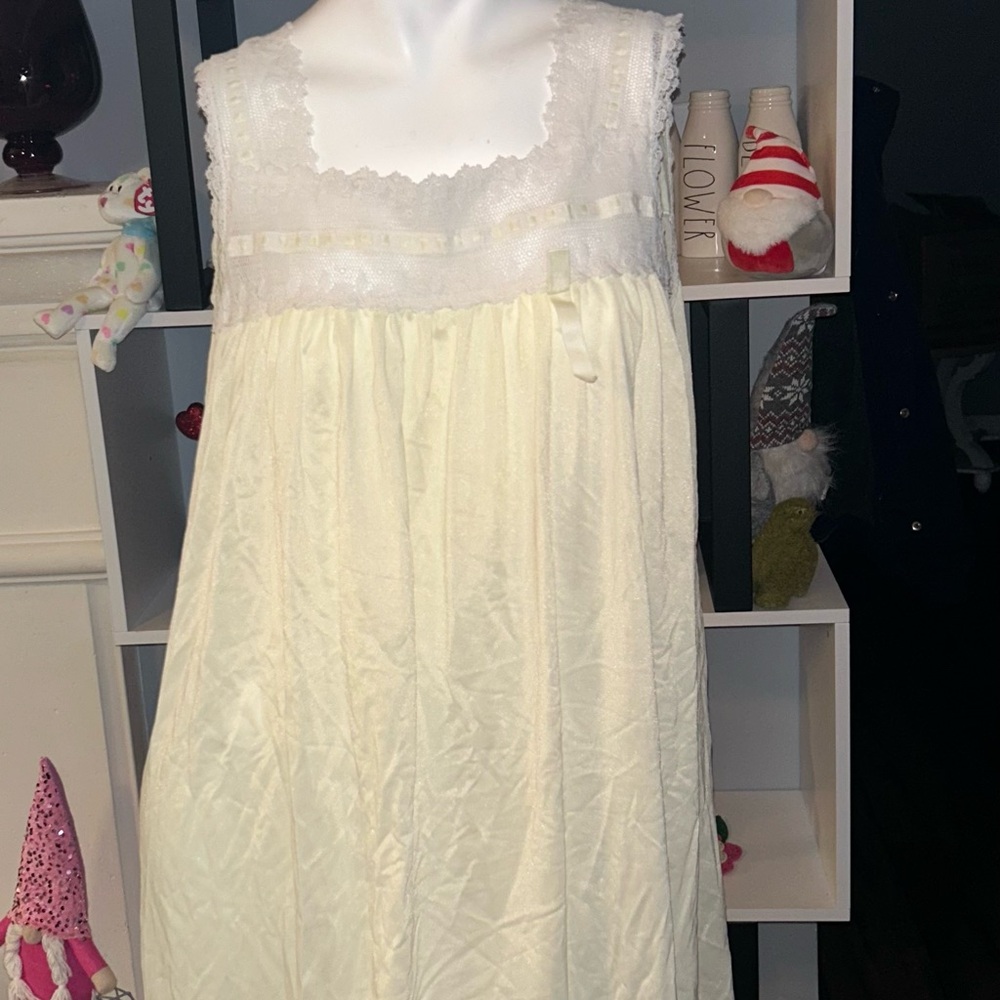 Vintage yellow nightgown by Colony Club 100% nylon
No size tag. See measurements